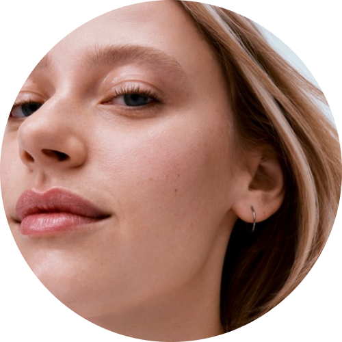 Mujer con piel grasa representando productos Cetaphil que equilibran el sebo