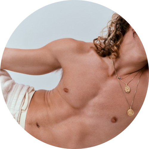 Hombre aplicando productos Cetaphil, ideal para pieles sensibles o reactivas